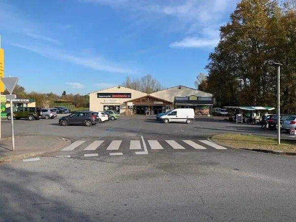 Centre commercial de 1500 m² avec 11 locaux à terminer et parking à IZON