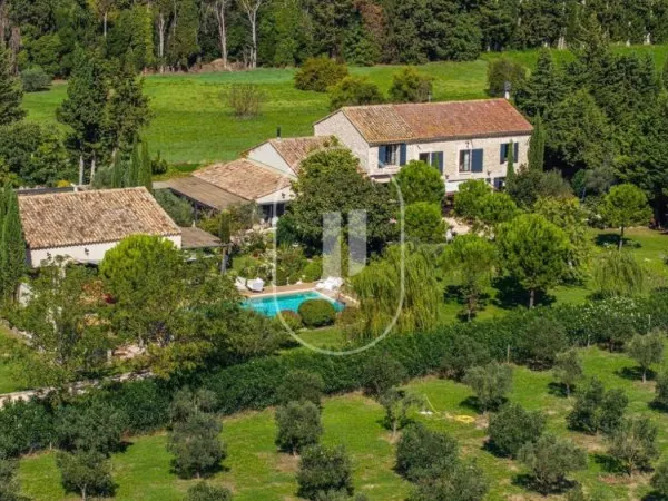 Mas de charme à vendre entre Saint-Rémy-de-Provence et Avignon