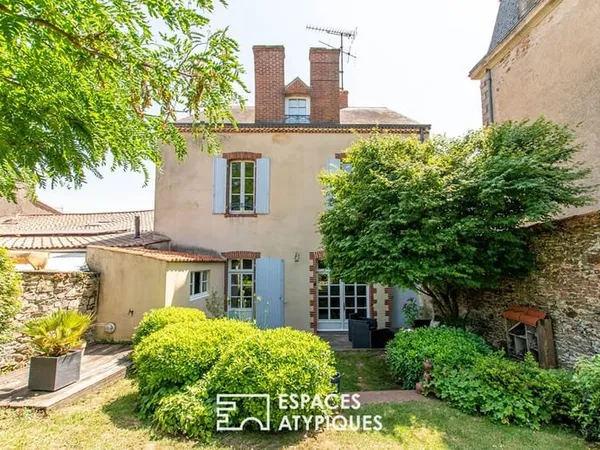 Maison de charme et son écrin de verdure