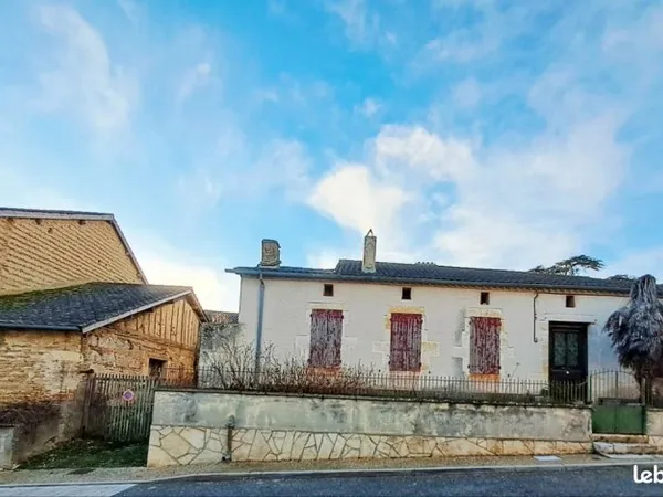 Maison à rénover avec garages jardin dans village paisible