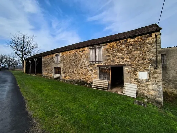 Ensemble de grange et entrepôts, pour 666 m2 de bâtis.