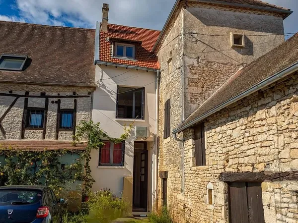 Maison de village rénovée avec possibilités commerciales