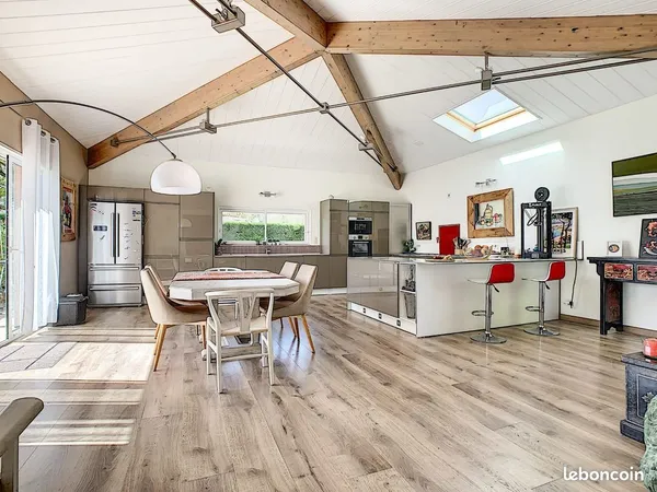 Maison spacieuse avec 5 chambres & piscine - secteur recherché du Moulin