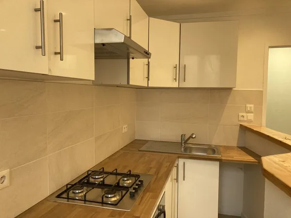 Appartement quadruplex Type 5 à louer au centre ville de SAI