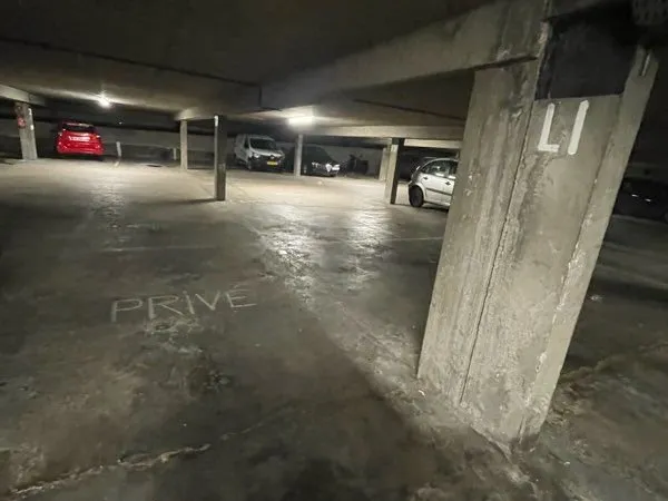 Loue une place prive garage ferme
