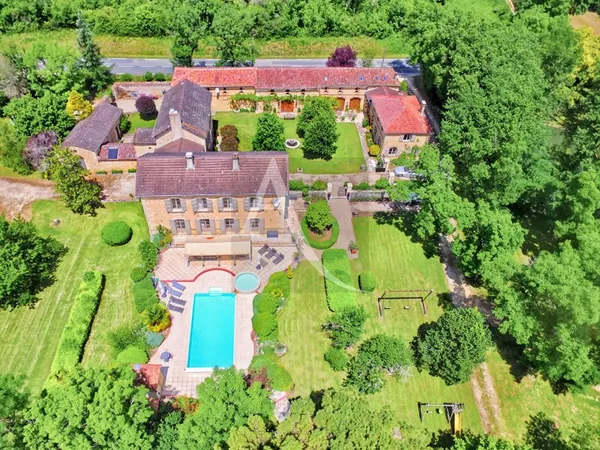 Domaine touristique de charme avec gîtes et piscines