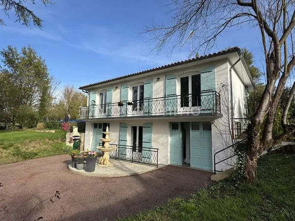 Belle et spacieuse maison avec un beau terrain et piscine.