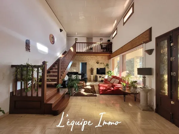 Maison d'architecte 5 chambres avec garage et piscine