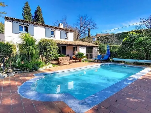 Maison avec piscine et poolhouse