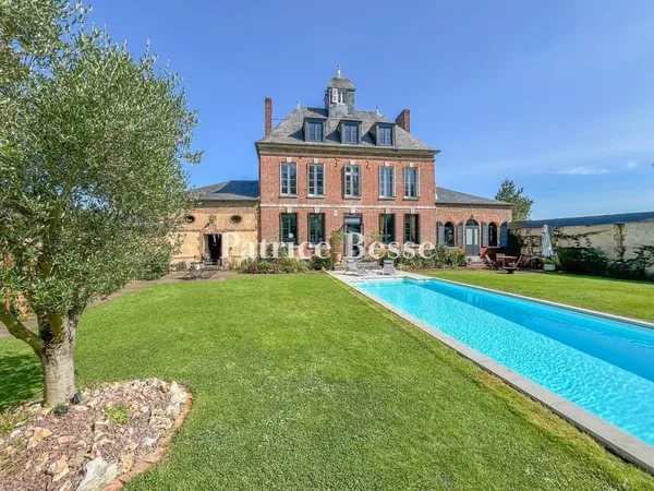 A 1h30 de Paris, à l'orée d'une forêt, sur près de 1 ha, une élégante maison de maître du 19e s. Et