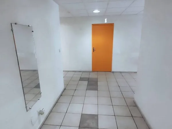 Local commercial 7 pièces 150 m²