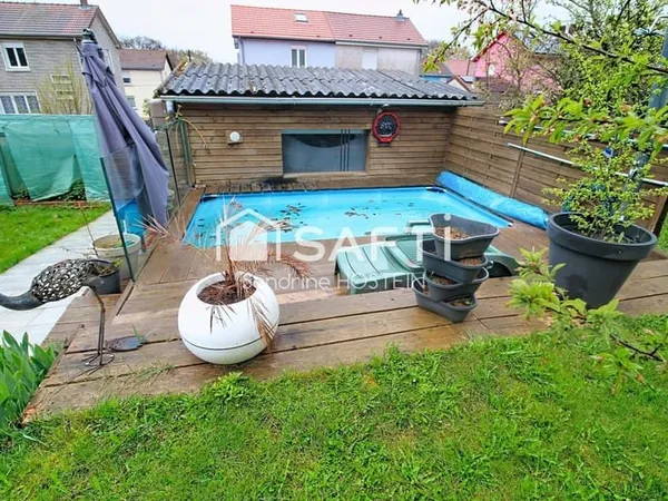 Maison avec 3 chambres, garage, 2 terrasses, jardin et piscine chauffée.