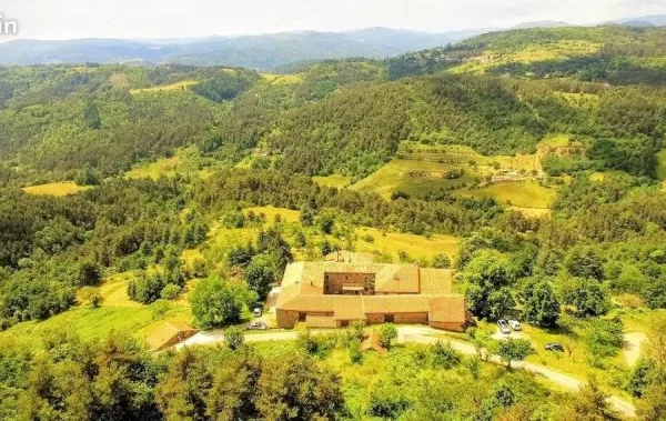 Hameau en Ardèche avec activité de gîte proche de Valence