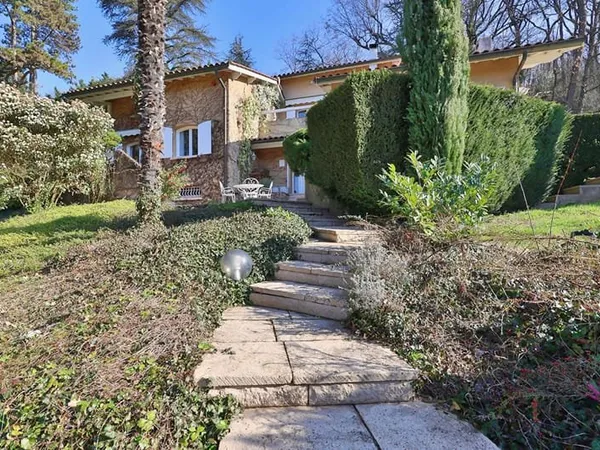 Maison familiale de 200 m² sur terrain paysager de 3 000 m² avec piscine - Vue sur le clocher de Sai