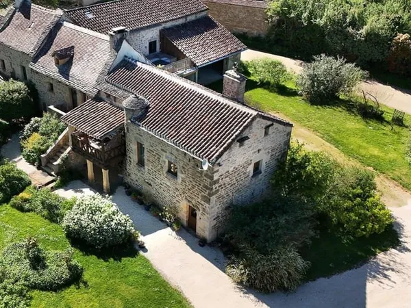 Belle et grande bâtisse dans un hameau.