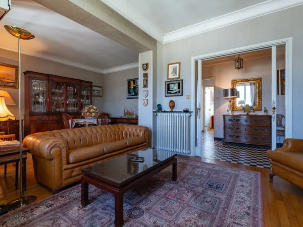 Appartement 7 pièces de 124.89 m2 avec balcons, parking, 8 caves, Résidence 'LE CAPRICORNE A', centr