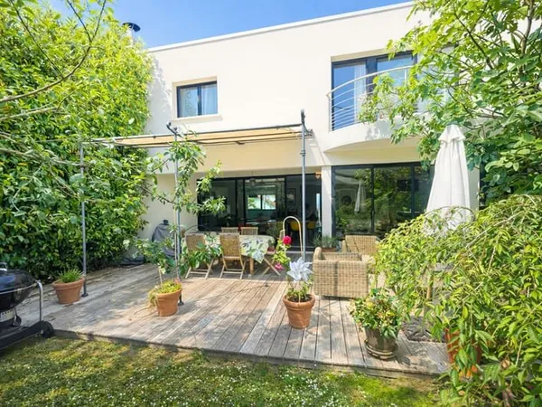 Maison coup de coeur avec jardin arboré et terrasse à Neuilly-Plaisance
