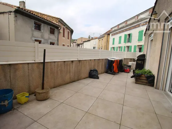 A vendre un immeuble avec un local commercial loué et un appartement avec terrasse