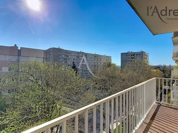 PUTEAUX/ Boieldieu - Appartement 5 pièces 121m² avec cave, parking boxé et balcon 8m²