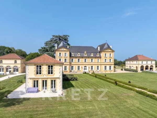 Duplex de 150 m² avec terrasse privative dans la longère du chât