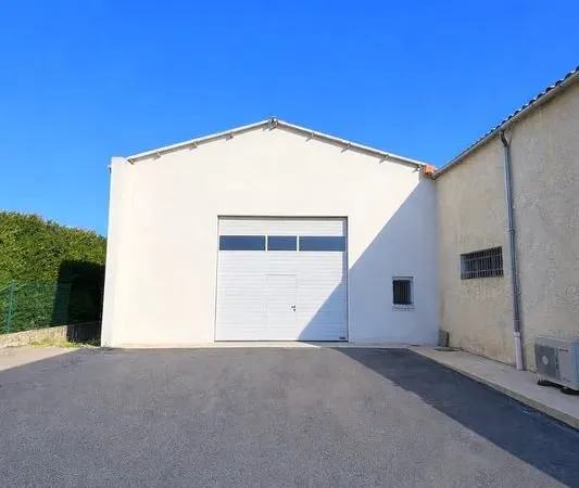 Dépôt / Hangar à louer - 250 m² avec mezzanine - Emplacement idéal