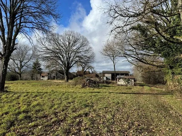 Ancien corps de ferme sur terrain de 6 ha