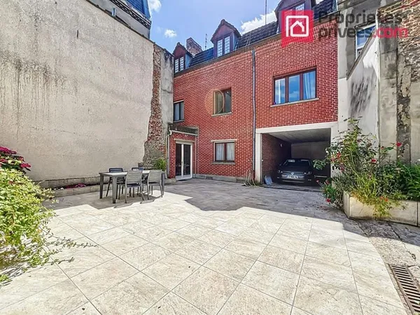 À vendre - Maison 8 chambres - 207 m² habitables - 3 garages -Jardin - Quartier recherché de Lille -