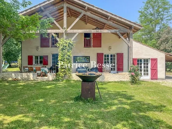 Dans le sud du Lot-et-Garonne, une maison familiale restaurée, avec dépendances et piscine, implanté
