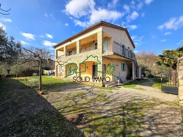 Propriété de 250 m2 avec deux appartements indépendants sur 2 310 m2 de terrain clos