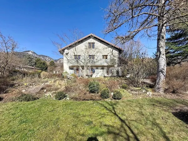 Maison individuelle T9 de 320m2 sur terrain de 1'212m2!
