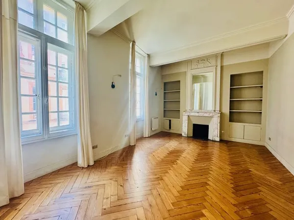 RARE - GRANDE RUE NAZARETH _ BEAU T2 de 50m2