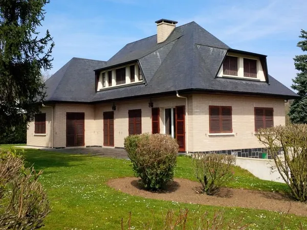 Maison traditionnelle de 187m2 sur terrain paysagé de 2500m2