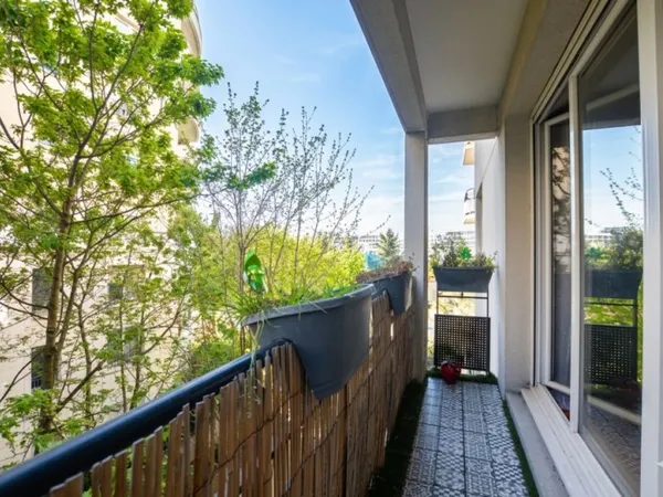 F3 avec balcon + cave. Parking en option