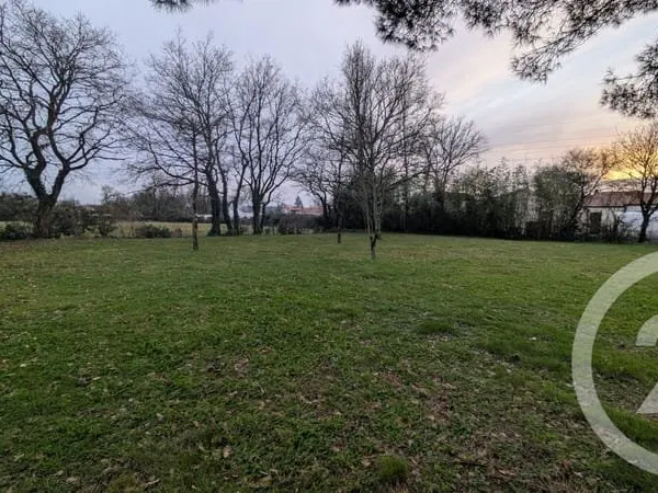 Terrain 700 m²