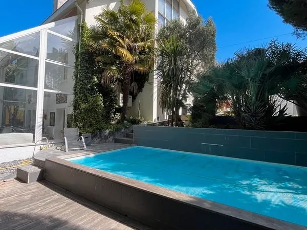 Maison Bordeaux, 280 m2, 5 chambres, non mitoyenne, jardin , piscine , véranda, bureau, 3 entrées de