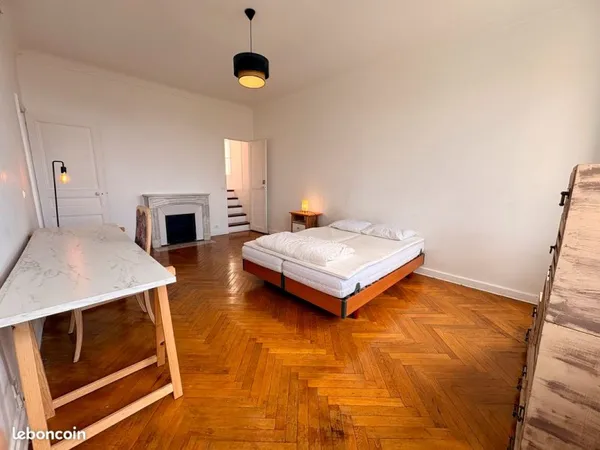 Grande chambre de 25m² meublée, charges comprises + ménage