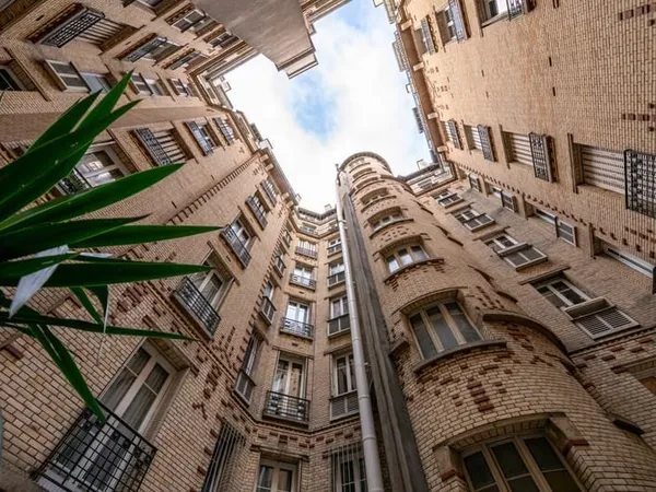Charmant studio meublé au dernier étage Avenue Philippe Au