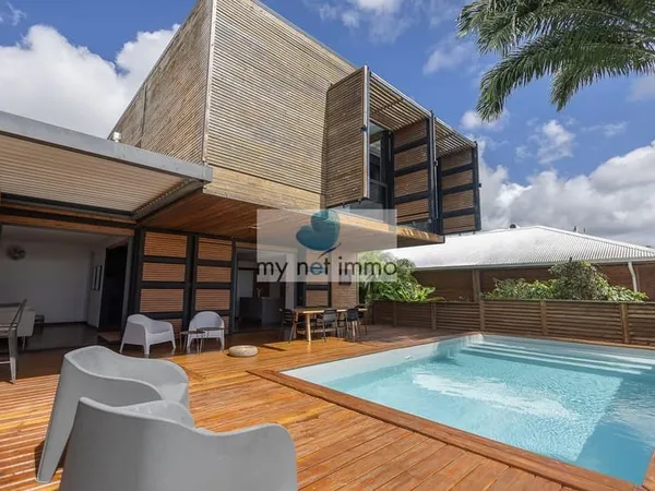 Villa ultra contemporaine 4 chambres Piscine, deck & proxi
