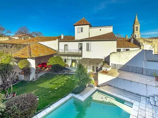 Maison 10 pièces 303 m²