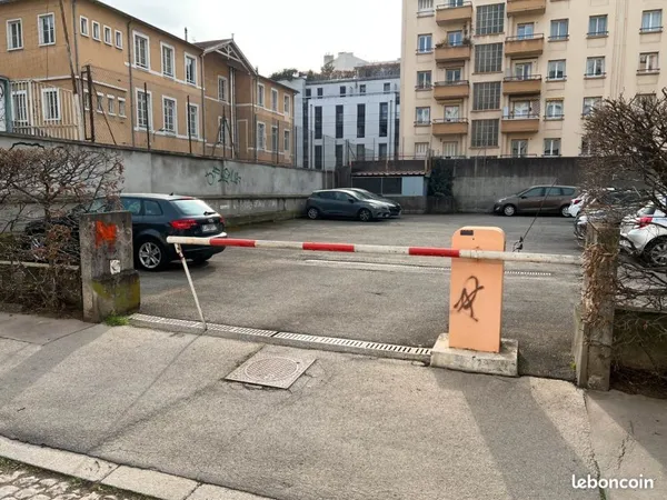 A vendre - Emplacement de stationnement extérieur au RDC en face du 39 rue Félix Jacquier à LYON 690