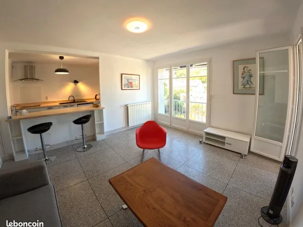 T3 de 73 m² meublé, location à l'année, en centre ville, au calme, extérieurs et parking