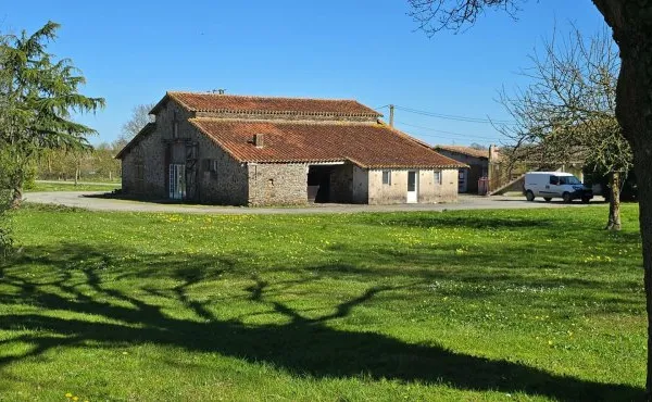 Grange d'Exception avec Étang sur 3,9Ha Rare à la Vente