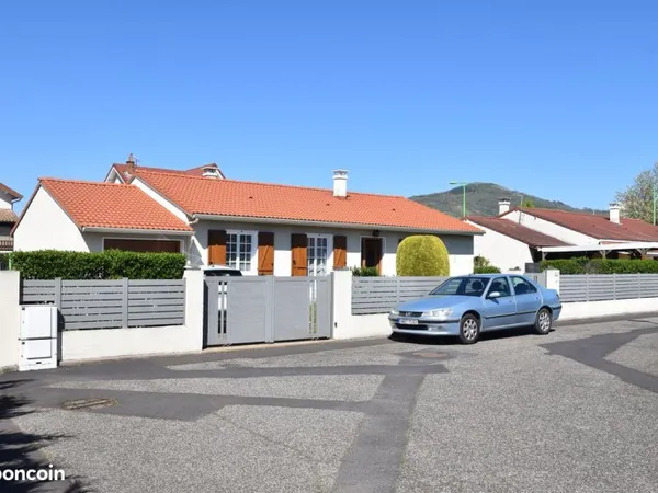 Charmante Maison de plain-pied, très bon état, entièrement clôturée, avec jardin, exposée sud
