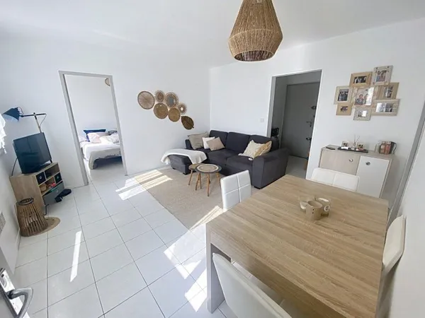 Beau T2 avec grande terrasse, vendu avec place de parking et cave - Résidence Terrasse de Peyrou