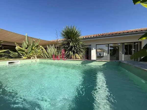 Maison contemporaine 5 pièces de 135 m² avec piscine et panneaux solaires à Heugas