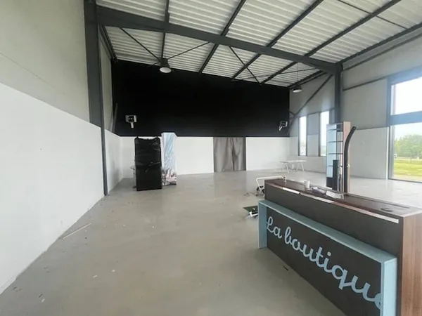 Local commercial 300 m²