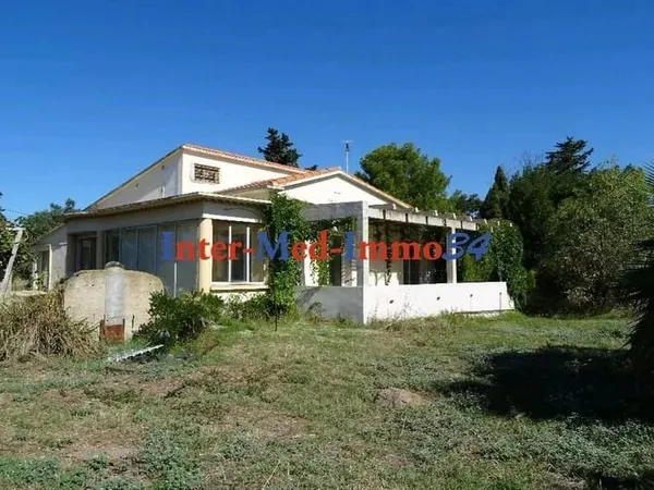 Agde avec ses 200m² et un terrain de 2200m² cette propriété offr