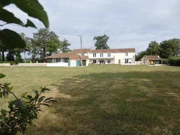 Maison de six chambres avec piscine intérieure près du Dorat