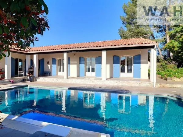Vente Villa - 7 Pièces de 207 m2 -Terrain de 825 m2 - Piscin