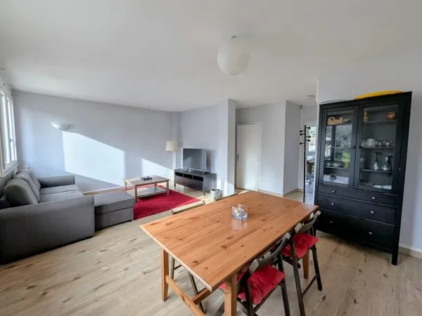 Appartement meublé spacieux et lumineux avec cave et parking -